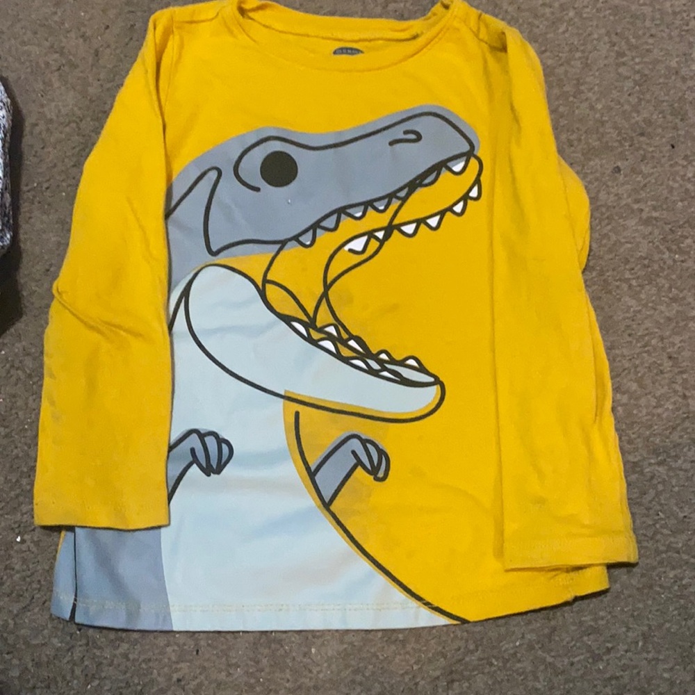 5T old navy long sleeve shirt , perfect condition
